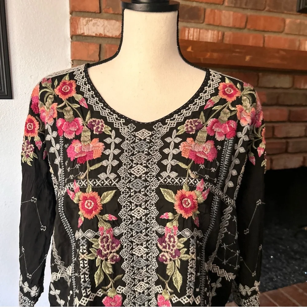 Johnny Was Carnation Embroidered Floral Blouse in Black Sz XS - Picture 3 of 9